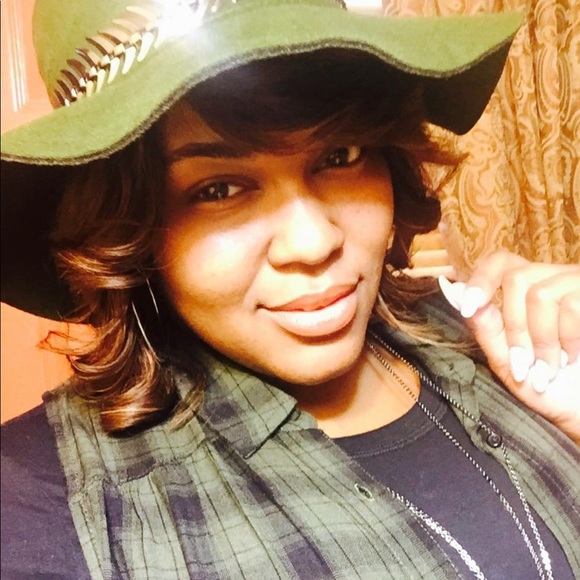 Meet your Posher, Emilee - Picture 8 of 14